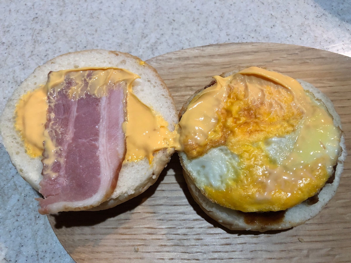 セブンイレブンのハンバーガー ベーコンエッグバーガー はチーズ濃厚でボリューミー イチオシ