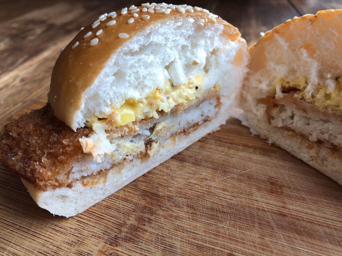 セブンイレブンのハンバーガー ベーコンエッグバーガー はチーズ濃厚でボリューミー イチオシ