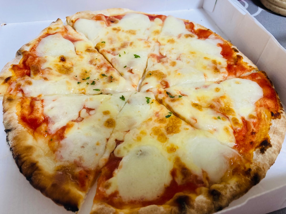 サイゼリヤのお持ち帰りピザ3種類を比較 1位は バッファローモッツァレラのピザ イチオシ