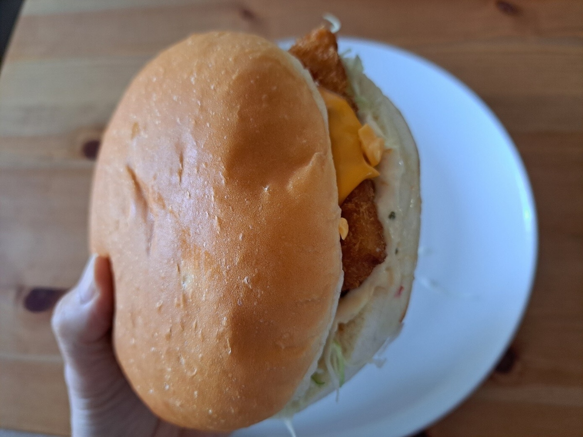 コメダ珈琲店のフィッシュバーガーは 特大 贅沢でヘルシー マックと大きさを比較 イチオシ