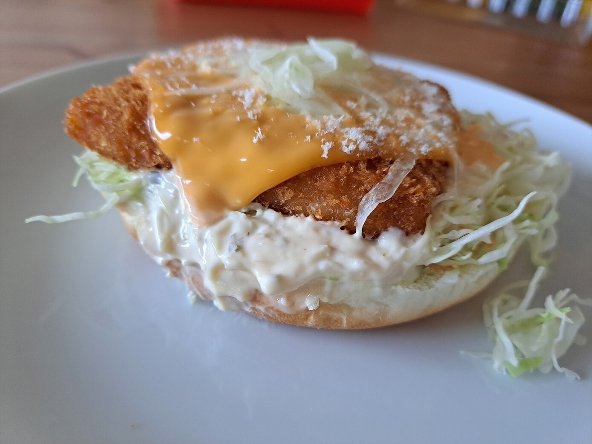 コメダ珈琲店のフィッシュバーガーは 特大 贅沢でヘルシー マックと大きさを比較 イチオシ