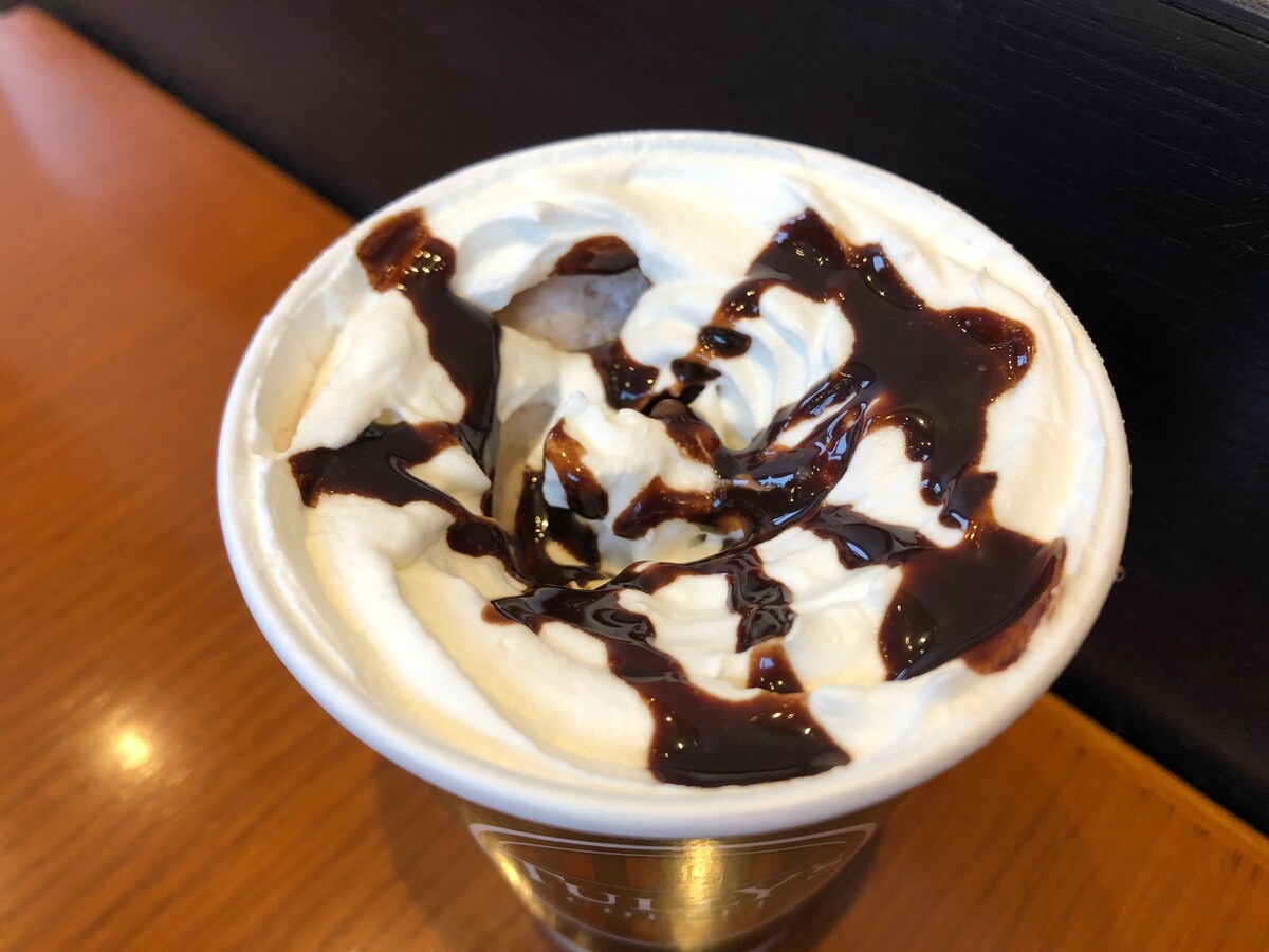 タリーズコーヒーの「ココアラテ」はホイップとチョコソースが美味しい！