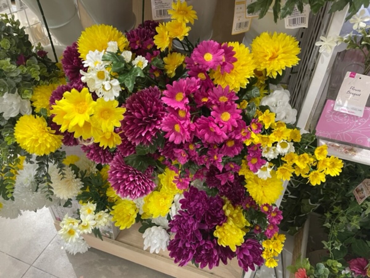 ダイソーでは、仏花風の造花も販売されている