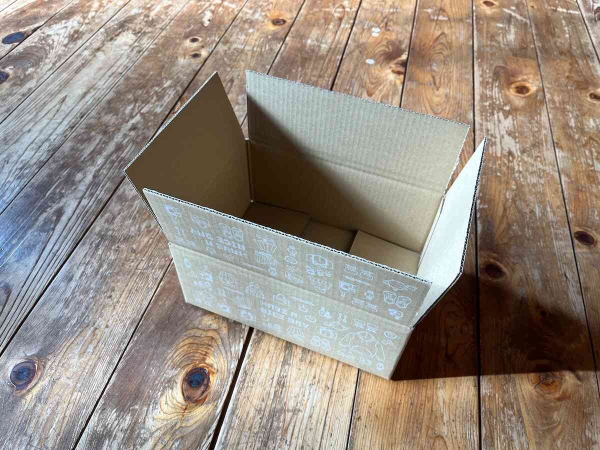 セリアの「ダンボール箱 60サイズ」は直方体で整理整頓にも便利