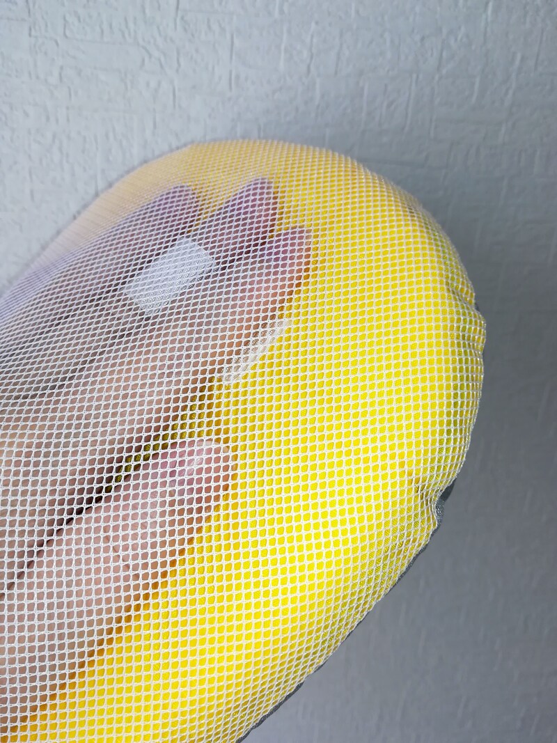 アイロングローブのイエローの面に手を入れて、使用します