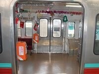 ドアから中を覗くとすでにクリスマス気分が漂っている