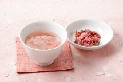 さまざまな料理に使える「桜の花の塩漬け」。お湯を注げば美味しい「桜湯」になります