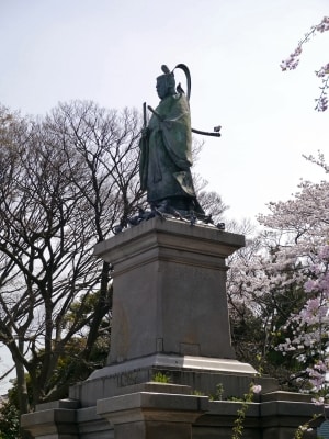 掃部山公園に建立されている井伊直弼の銅像(2014年4月1日撮影)