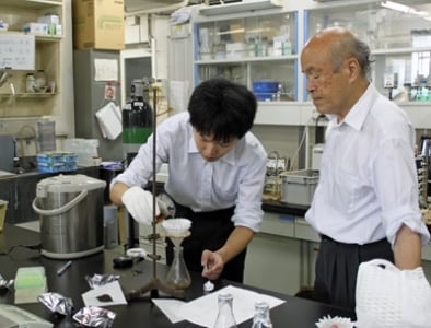 北里大学薬学部undefined生薬学の研究室をお借りして紅茶実験。写真右が冨田先生、左が竹元先生