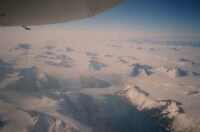 一面の氷河を望むグリーンランド空の旅
