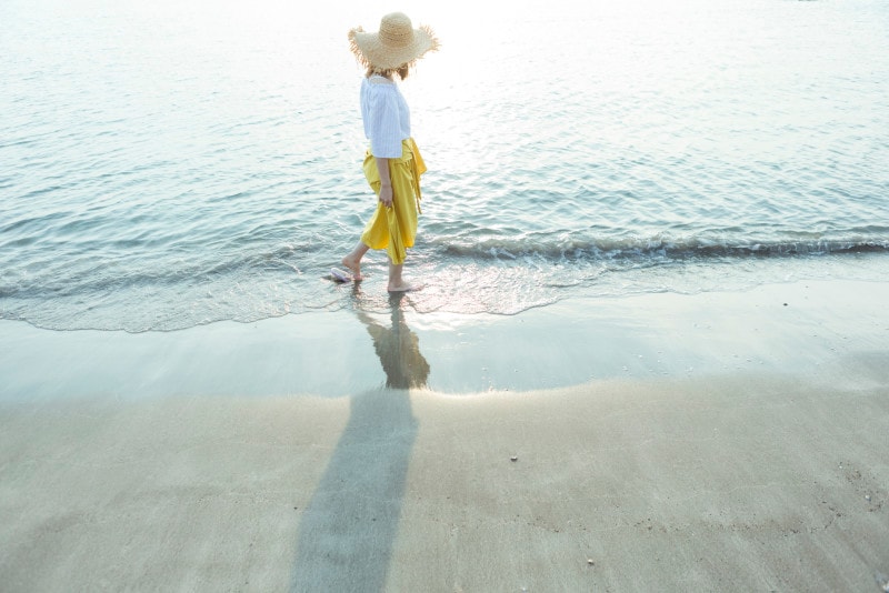 海辺を歩く女性