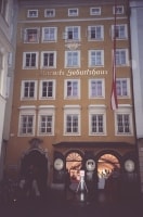 モーツァルトの生家。4階中央の部屋で1756年に生まれた