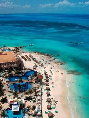 豪華なホテルとカリブ海。憧れのリゾート地、カンクン！©CARIBE MEXICANO