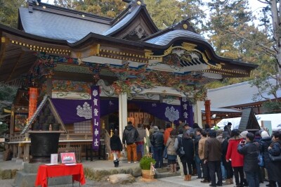 毎年大勢の初詣客が押し寄せる宝登山神社の本殿