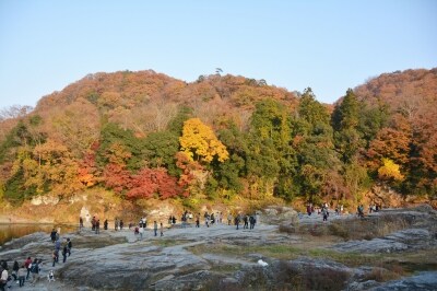 秋には紅葉の彩りに包まれる岩畳の河原
