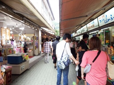 長瀞駅と岩畳を繋ぐ岩畳通り商店街