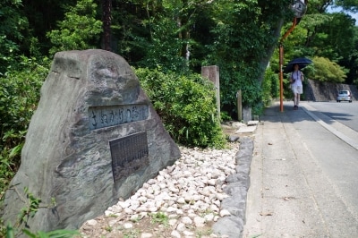 「きぬかけの路」は、衣笠山の伝説が名前の由来(写真提供: きぬかけの路推進協議会)