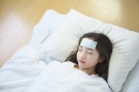 風邪で寝ている女性
