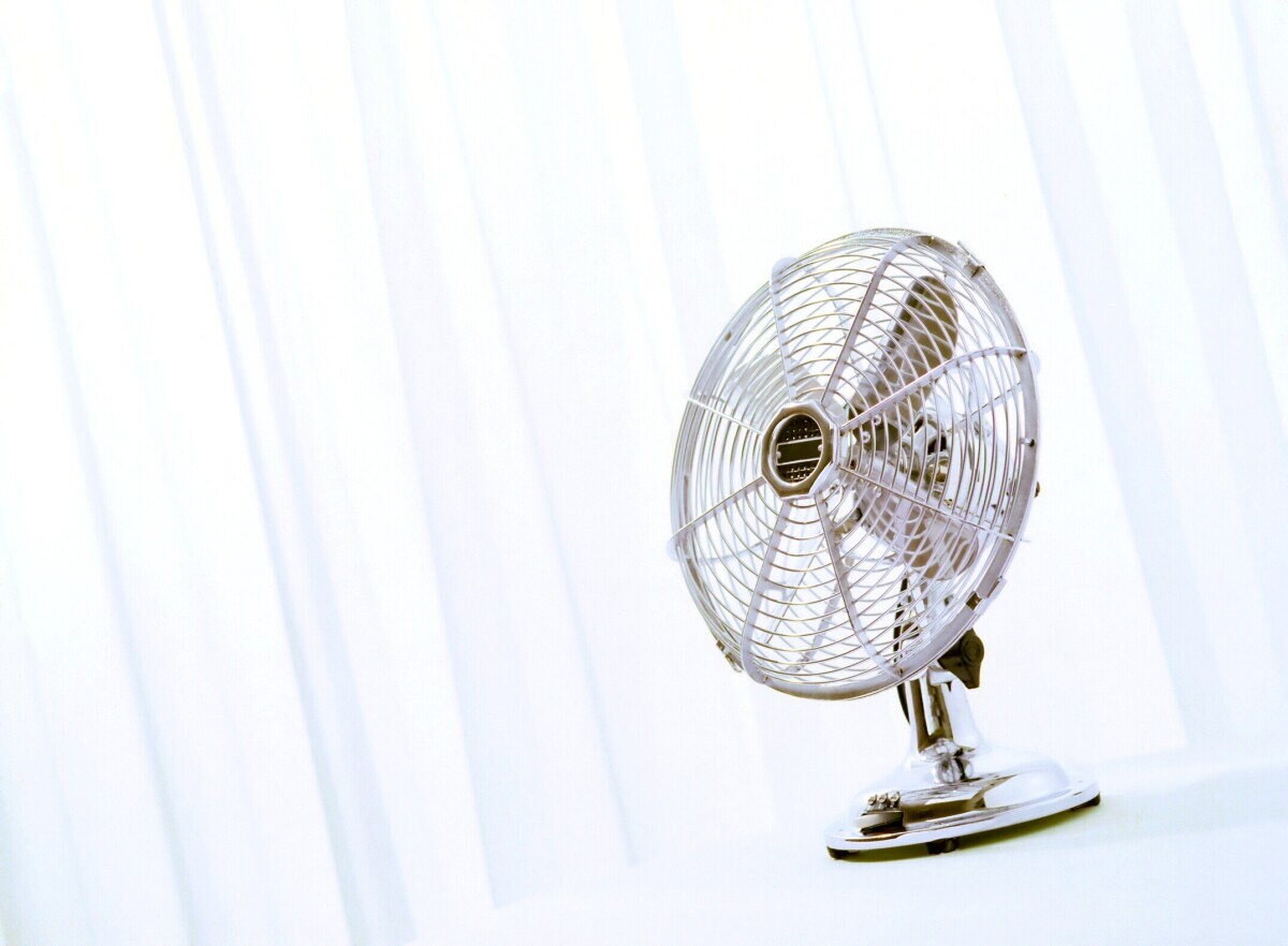「クサくしない部屋干し」には、空気を撹拌して澱ませないエアサーキュレーターはマストアイテムです