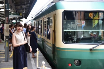 取材に同行したAll About編集部のMOEさんにモデルになってもらいました。まずは、鎌倉駅から江ノ電に乗って、長谷に向かいます。