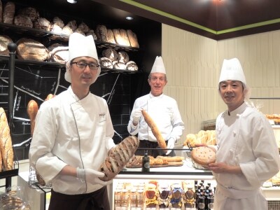 左から店長の斉藤慎さん、シモン・パスクロウさん、茶山寿人さん