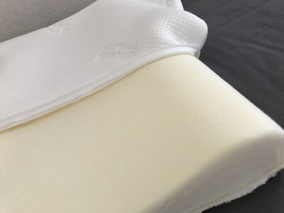 ロゴ入りの白いカバーはファスナーで着脱可能。清潔感を保ちやすいのも魅力。