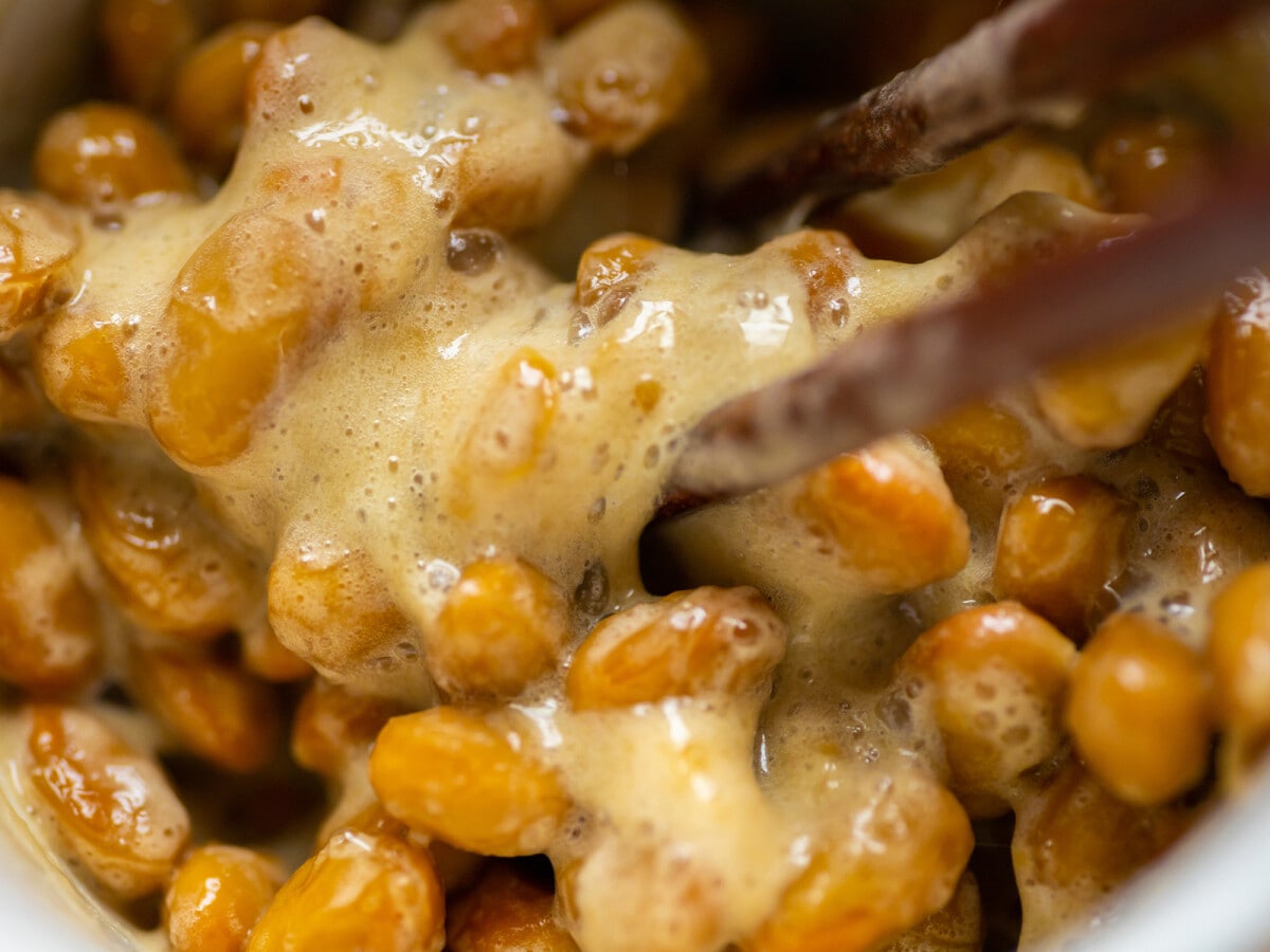 少量の酢を入れると、納豆がふわふわに！ 健康やダイエットを気にする方にもうれしいポイントが？