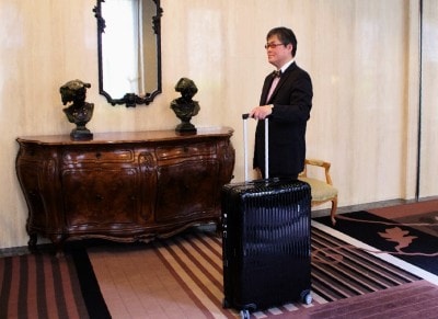 一級品として名高いリモワのスーツケース。ガイドが愛用しているのは大容量の104L