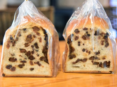 「ぶどう食パン」は、赤倉観光ホテルの人気商品でたくさんのレーズンが使われている「フルーツケーキ」をヒントに開発された