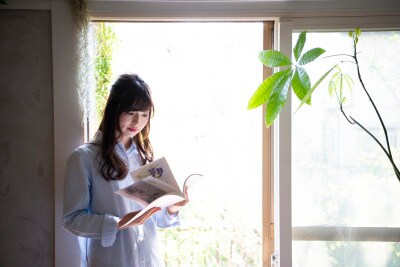 絵本を読む女性