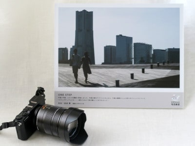愛機の超軽量ミラーレス一眼、パナソニック「LUMIX（ルミックス） GM5」とライカレンズ（12-60mm）。後ろの写真は、写真教室で撮影した初めての「作品」（2018年11月26日撮影）