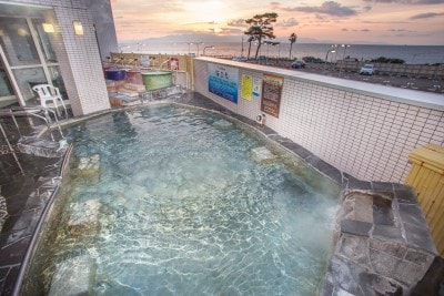 駿河湾の浜風による「海気浴」と「塩湯治」を味わうことができる露天風呂