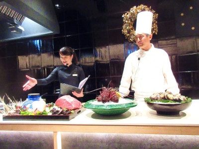 KIKKOMAN LIVE KITCHEN TOKYO （キッコーマン ライブキッチン 東京） ライブキッチンでは、ずらりと並ぶ豪華食材の説明のあとにシェフによる実演が行われる