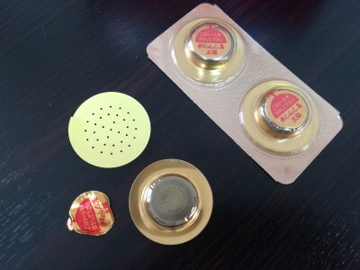 「火を使わないお灸 太陽」開封して、上下のシールを取り除くと発熱します