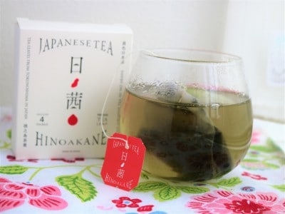 日ノ茜はお湯を注いだ時は一般的な緑のお茶の色をしています。