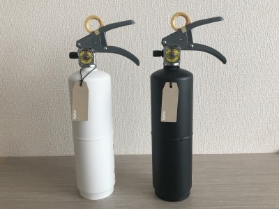 モリタ宮田工業が発売した＋maffsブランドの「＋住宅用消火器」。これは消火器には見えませんね！ホワイトとブラックの２色展開