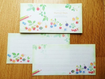 ベリーの絵柄のレターグッズ