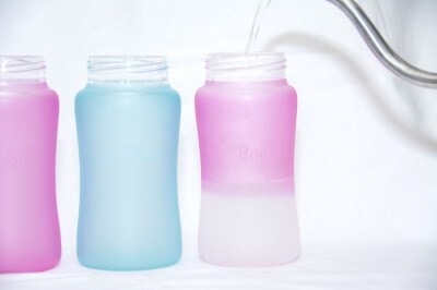 お湯を入れると容器が透明になり、適温になると色が変わる。