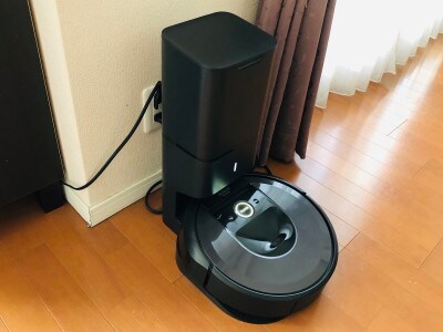 今年2月に発売されたアイロボットのルンバi7＋（プラス）。間取りを覚えて掃除する部屋が指定できるようになり、クリーンベース付きでゴミ捨て要らず！