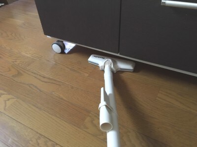 小型ノズルなので家具下の隙間の掃除もバッチリ