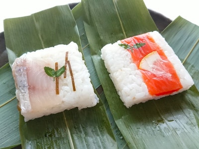 艶やかな酢飯の上に乗った魚と木の芽が上品で美しい笹寿司