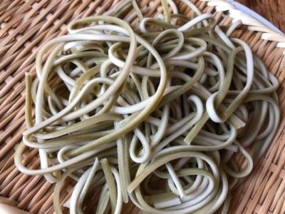 お茶味のうそば。お茶の味が濃い。