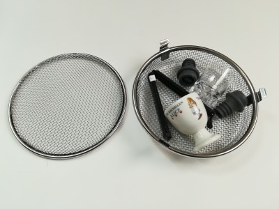 陶磁器のエッグスタンドとショットグラスの間に、プラスチックやラバー素材の小物を置いて、緩衝材の代わりにすることも
