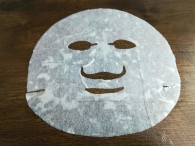 開口部が小さめなので、目のキワまでシートマスクの潤い成分を浸透させることができます