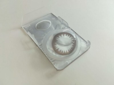 「シードアイコフレベースメイク」は、着色部の外径が小さく、虹彩に似たシンプルなデザイン