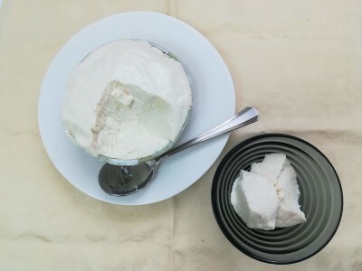 大皿にざる豆腐とサーバースプーンを乗せて、小皿に取り分けていただきます
