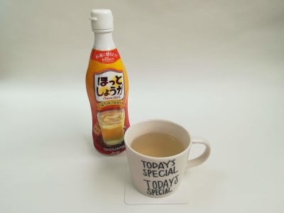 高知産のしょうがを使用したアサヒ飲料の「ほっとしょうが」は、お湯で割って飲む希釈タイプ。1本で約15杯分、手軽にハニージンジャーをつくることができます