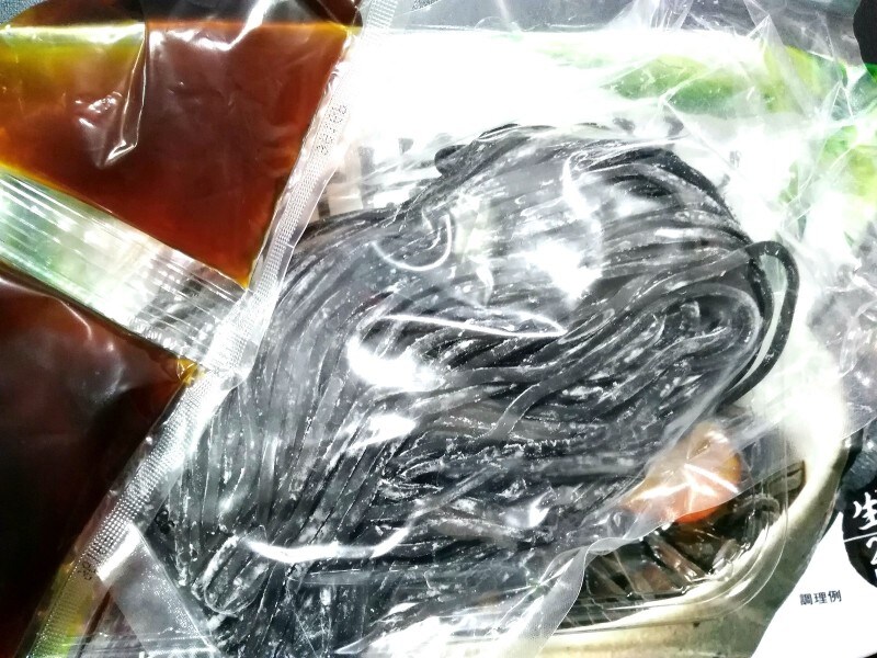 うどんが真っ黒 カルディの 竹炭うどん イチオシ うどんが真っ黒 カルディの 竹炭うどん イチオシ