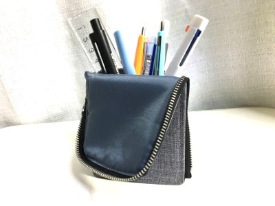 ペンケース〈ネオクリッツフラットBiz〉。ペン立て