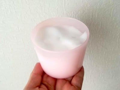 ふわふわの泡で髪をパックすると、汚れが落ちるだけでなく、栄養成分が浸透します